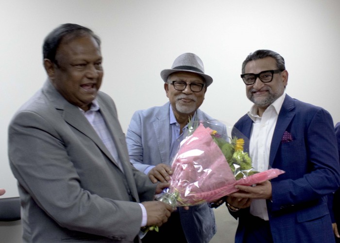 টিপু মুন্সিকে ফুলেল শুভেচ্ছা জানান স্থানীয় ব্যবসায়ি ও কমিউনিটি নেতা সৈয়দ শামছুল আলম